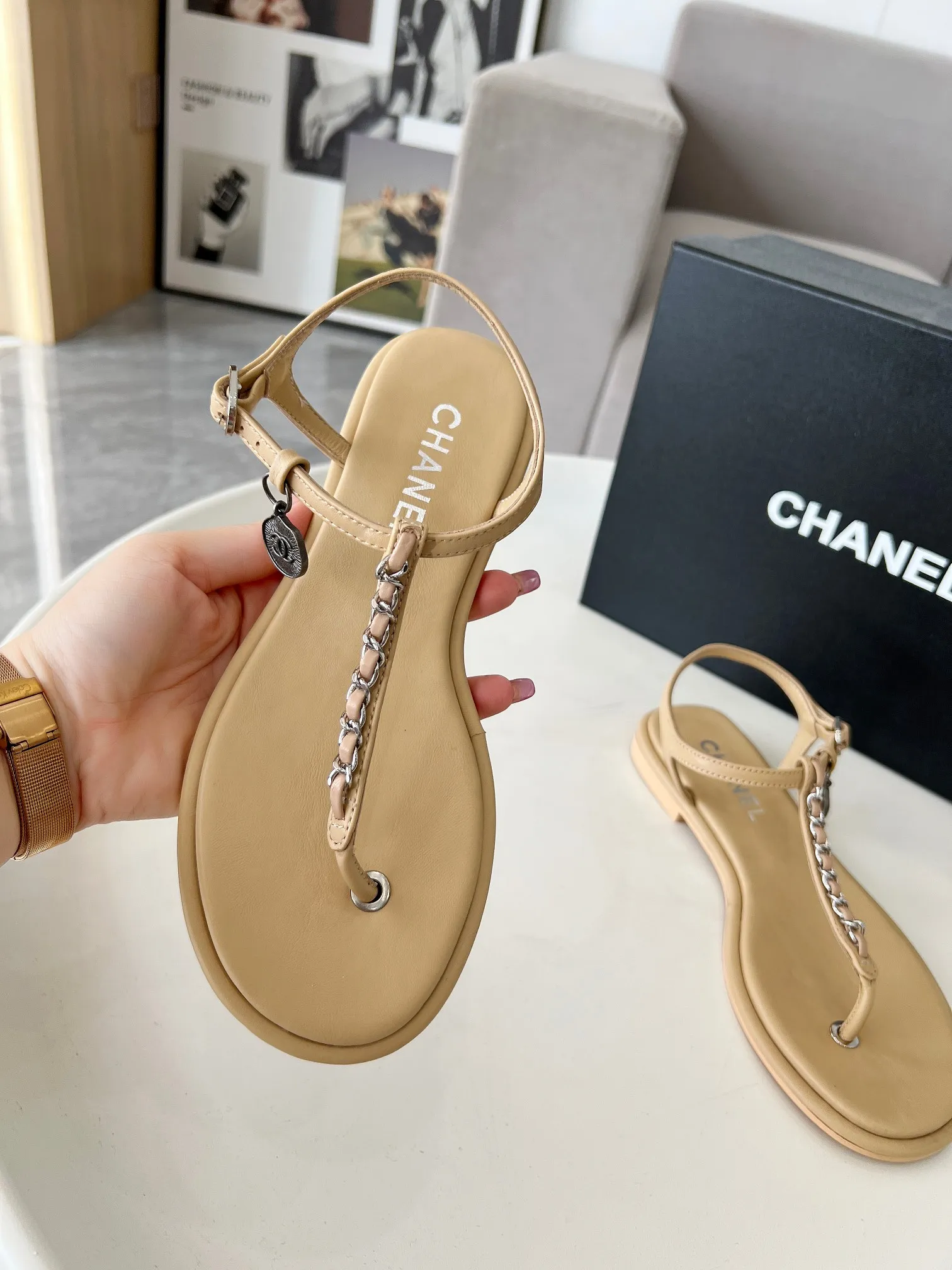 👟👟Ex-factory price 440👟👟 Genuine leather sole +40 CHANEL2025 Xiaoxiang new classic flip-up sandals👡 👄Original 1:1 molded logo🧡Exudes lasting charm Xiaoxiang sandals👡Vivid intellectual elegance👥Brings out the unique beauty of women👩‍🦰 Fabric: Sheepskin Lining: Imported sheepskin , Outsole: rubber outsole (leather outsole) Color: black/apricot/white, code number: 35-40 (41-41 customization is non-returnable and non-exchangeable): leather outsole, rubber sole